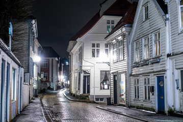 Biała ulica nocą w Bergen. Norwegia
