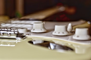 Augmente le volume et règle le son