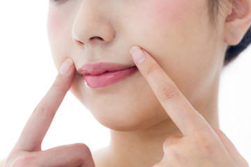 Obraz premium ほうれい線を指差す女性