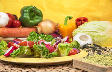 Leckerer Salat mit frischen Beilagen