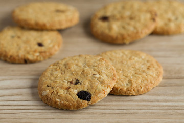 テーブルにおいた ドライフルーツのビスケット クッキー
