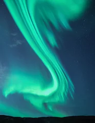Zelfklevend Fotobehang Green Northern Lights in dramatic S-shape © Elizabeth