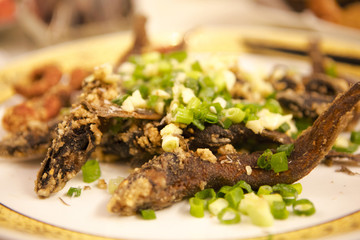 Taipei, Taiwan famous seafood restaurant, crispy fried seabass, is a very delicious Taiwanese cuisine, crisp and delicious,