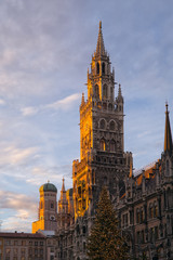 Fototapeta na wymiar Münchner Rathausturm zur Weihnachtszeit 