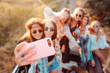 Obraz premium Six beautiful girls make selfie
