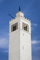 Obraz premium The white mosque with high minaret in the hilly village of Sidi Bou Said Tunisia