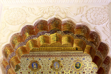 Fototapeta na wymiar détail de porte et voute dans les palais du rajasthan et villes indiennes