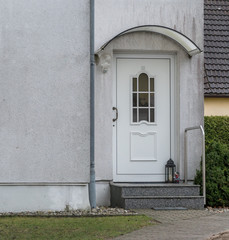 Weiße Haustür eines Hauses