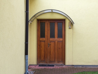 Braune Haustür aus Holz