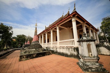 The ancient temple and chapel of the temple in Ratchaburi, a cultural learning center in the past.