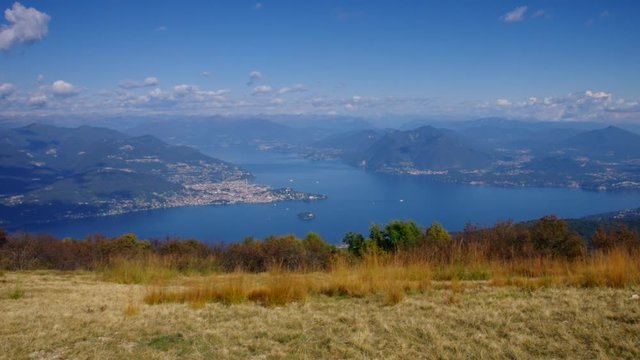 Lago Maggiore und Alpen in Norditalien vom Berg Mottarone