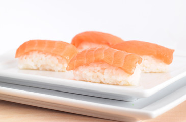 Sushi mit frischem roh Lachs