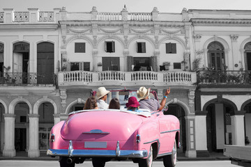 Schöner rosa Oldtimer auf Kuba (Karibik) - sw-Hintergrund (Colorkey)