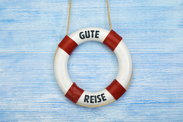 Rettungsring vor blauem Hintergrund beschriftet Gute Reise