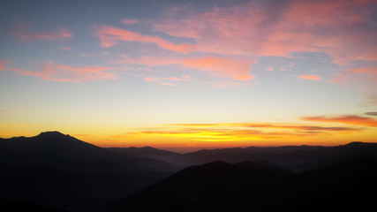 Obraz premium Coucher de soleil sur les montagnes corses