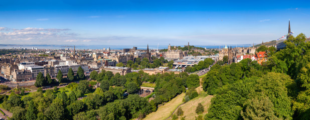 Naklejka premium Edinburgh cityscape panorama Scotland UK