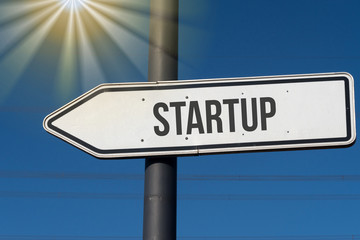 Obraz premium Ein Wegweiser in Richtung Geschäftsgründung Startup