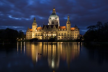 Fototapeta na wymiar Rathaus Hannover bei Nacht