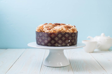 raisin bread cake with almond