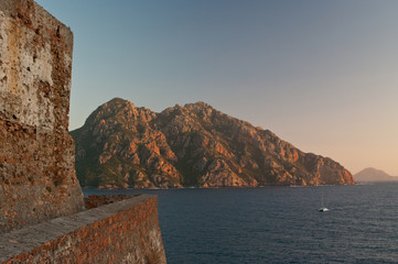 Vue sur le cap Senino depuis le fort de Girolata (Corse)
