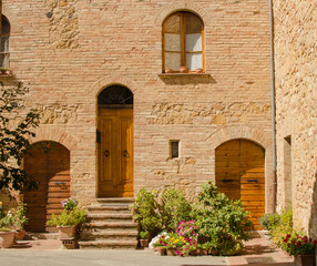 Fototapeta na wymiar Facade of old brick house in Pienza