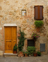 Fototapeta na wymiar Facade of old house in Pienza.