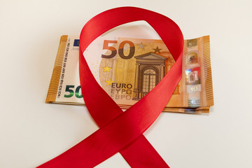 Bündel fünfzig Euro Geldscheine mit roter Schleife