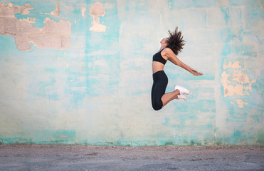 Obraz na płótnie Canvas Fitness girl jumping