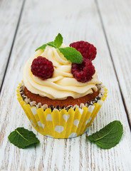 Cupcakes with fresh raspberries