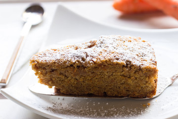 Ein Stück Möhrenkuchen auf einem Teller