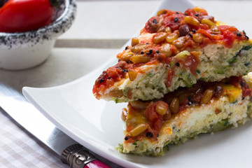 Fritatta von Zucchini mit Tomaten-Topping und Pinienkernen