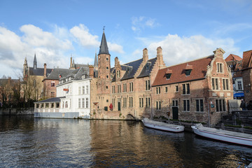 Naklejka na ściany i meble Brujas, ciudad de canales y puentes belga , capital de Flandes Occidental, al noroeste de Bélgica, Europa