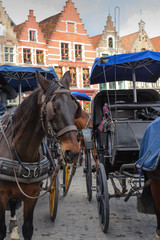 Paseo en cocoche de caballos en Brujas, ciudad de canales y puentes belga , capital de Flandes...