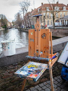 Lienzo, &oacute;leo , caballete y soporte de madera para pintura al &oacute;leo en una ciudad belga