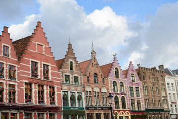 Fototapeta na wymiar Arquitectura típica de Brujas, ciudad de canales y puentes belga , capital de Flandes Occidental, al noroeste de Bélgica, 