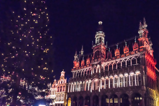 Espectáculo de luces y música con los Edificios de la Grand Place de  Bruselas de gran riqueza ornamental, casas de los gremios Stock Photo |  Adobe Stock
