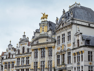 Fototapeta na wymiar Edificios de la Grand Place de Bruselas de gran riqueza ornamental, casas de los gremios 