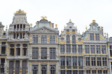 Fototapeta na wymiar Edificios de la Grand Place de Bruselas de gran riqueza ornamental, casas de los gremios 