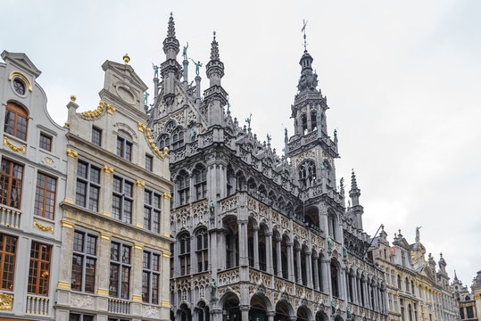 Edificios de la Grand Place de Bruselas de gran riqueza ornamental, casas de los gremios 