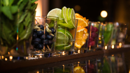 Cocktailgläser mit Früchten