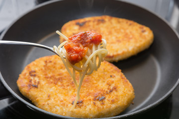 Spaghetti vor Fleisch in der Pfanne - italienisch essen 