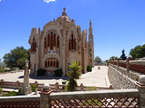 Novelda,pueblo de España situado en la provincia de Alicante, en la comarca del Medio Vinalopó. Conocido por su producción de uva y el comercio de especias y mármol