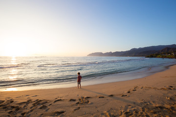Obraz premium Child Playing on Beach in Oahu Hawaii