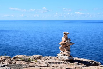 Steinmännchen mit schöner Aussicht am Cap de Barbaria auf Formentera