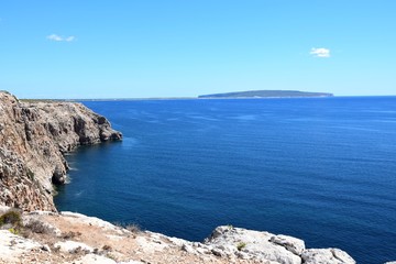 Fototapeta na wymiar Steilküste beim Cap de Barbaria auf Formentera mit Blick auf La Mola