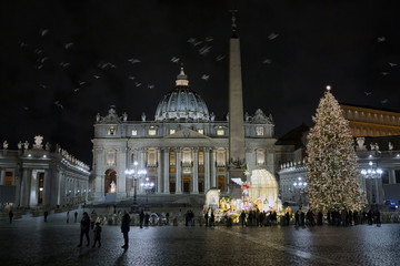 Fototapeta na wymiar St. Peter's Basilica, the Christmas tree and the nativity scene.