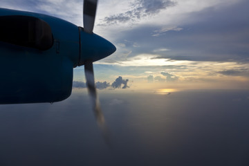 Naklejka na ściany i meble Sonnenuntergang im Wasserflugzeug über den Malediven