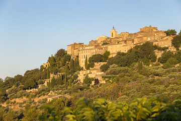 Fototapeta premium Le village de Gordes dans le Luberon, labellisé Plus Beaux Villages de France