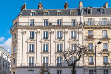 Fototapeta na wymiar Paris, beautiful building facades in a attractive area of the capital 