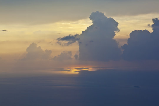 Sonnenuntergang im Wasserflugzeug über den Malediven